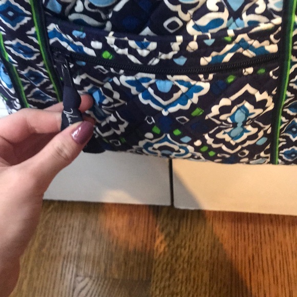 Vera Bradley Crossbody. Like new!! - Picture 8 of 14